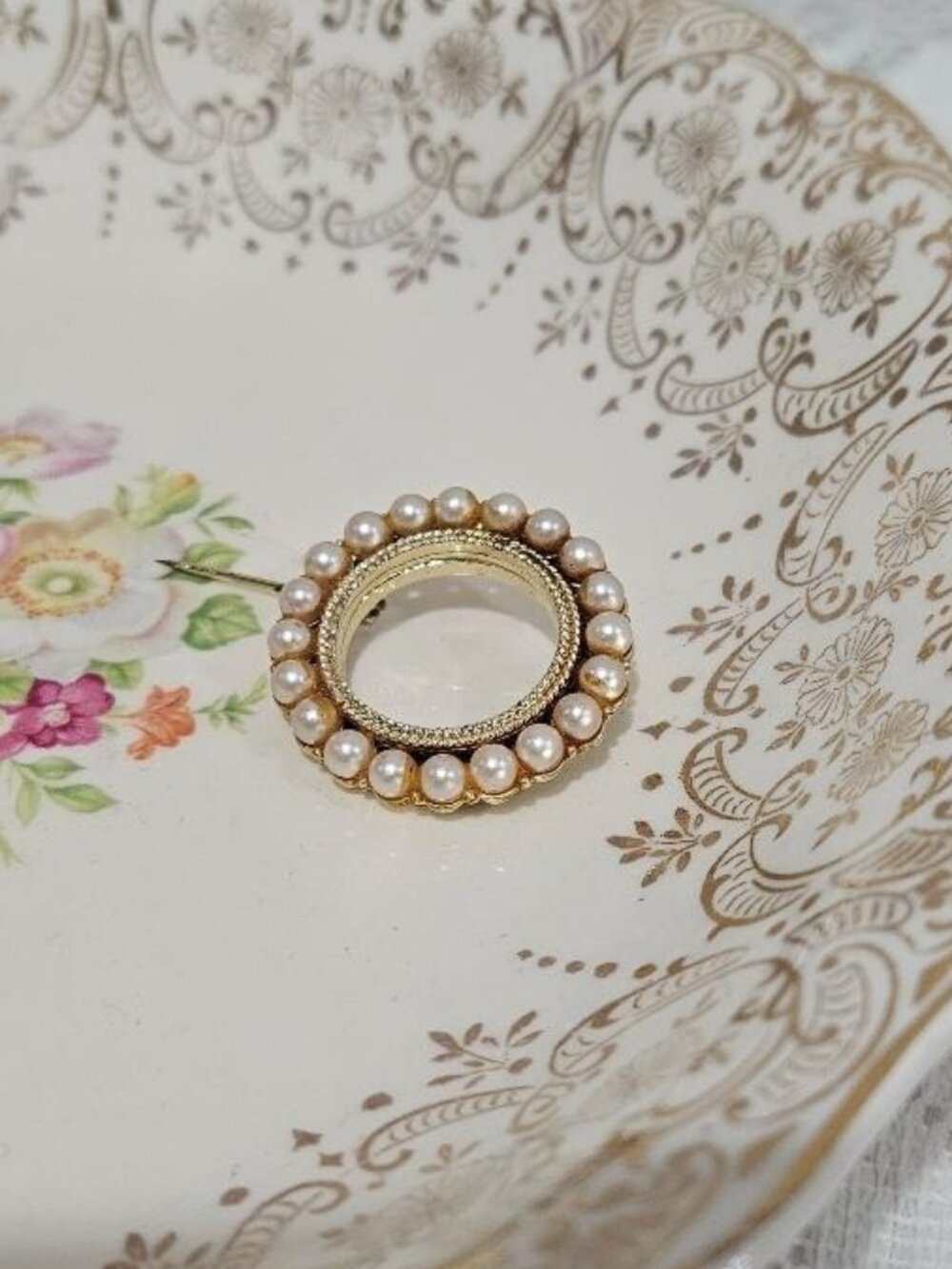 VINTAGE RETRO FAUX PEARL GOLD CIRCLE PETITE PIN BROOCH - Picture 2 of 4